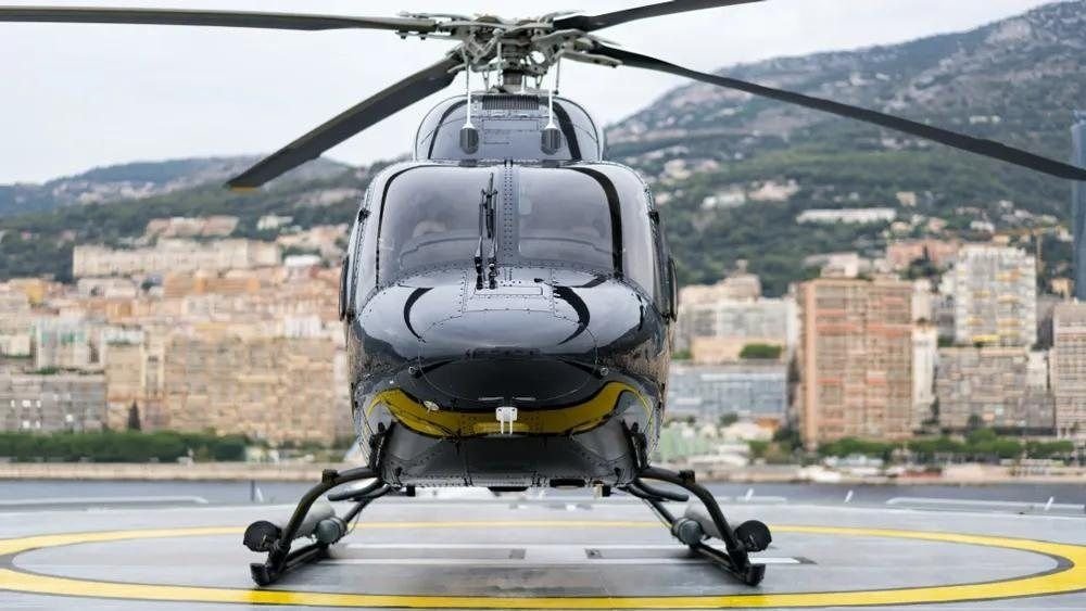 Hélicoptère sur un héliport face à Monaco