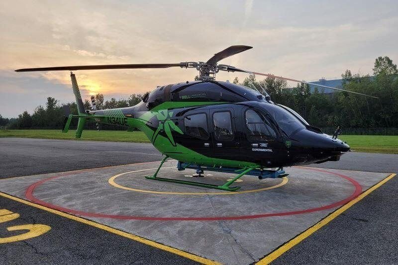 Hélicoptère posé sur une hélisurface balisée