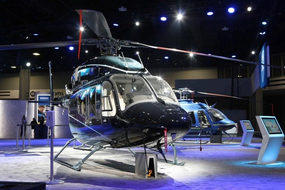 Hélicoptère présenté en hall d’exposition